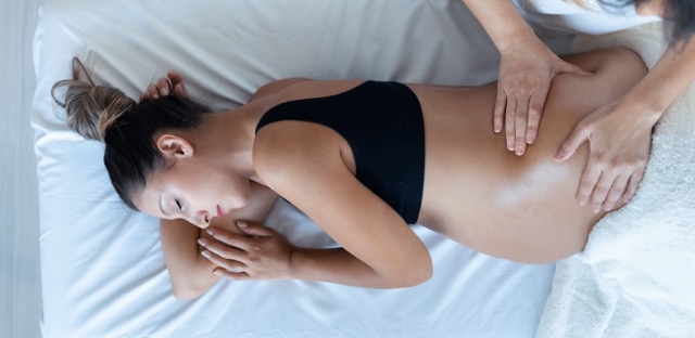 Séance d’ostéopathie prénatale pour une femme enceinte